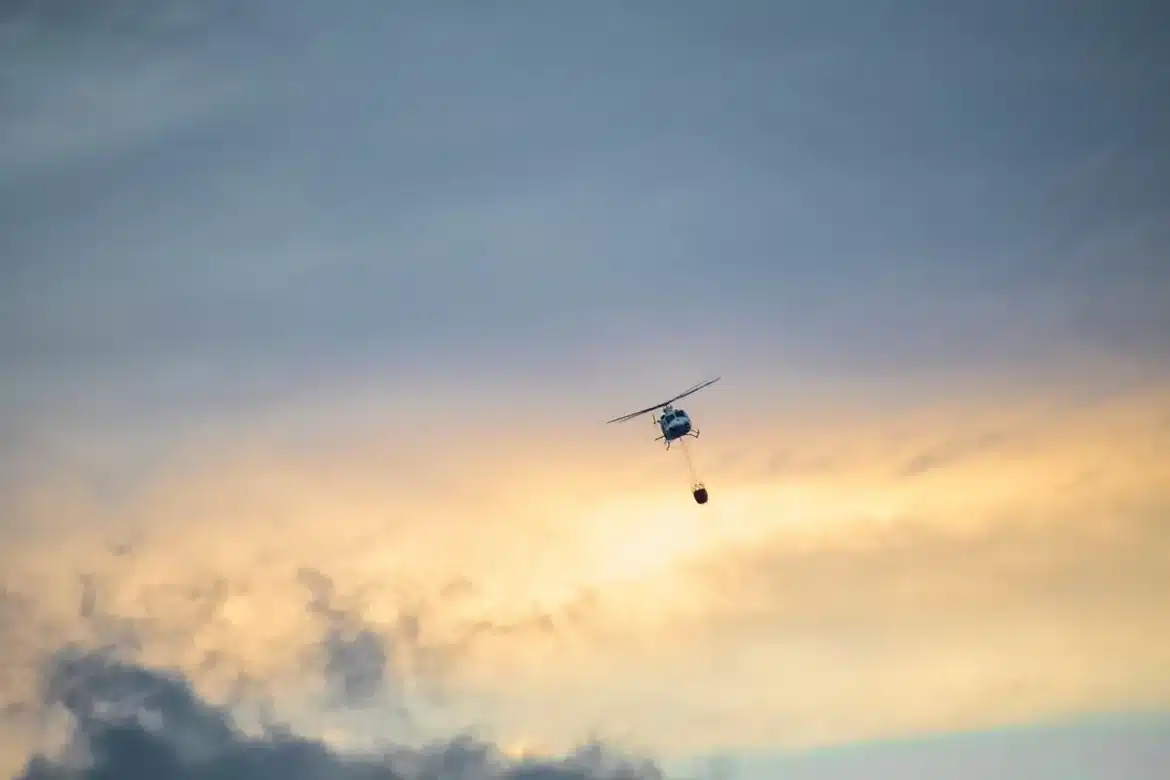 Volontaires en équipement de protection coordonnant l'aide d'urgence lors d'une calamité naturelle