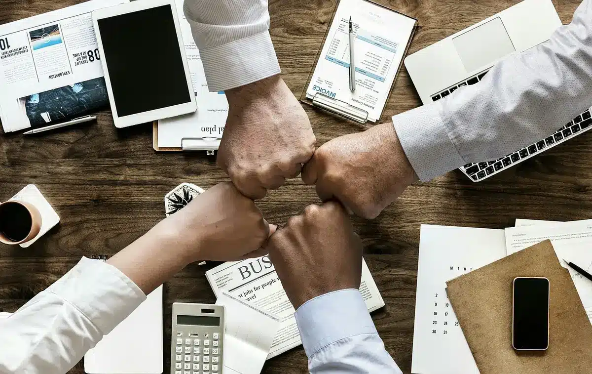 Calculatrice, contrats et feuilles fiscales sur une table en lumière du jour