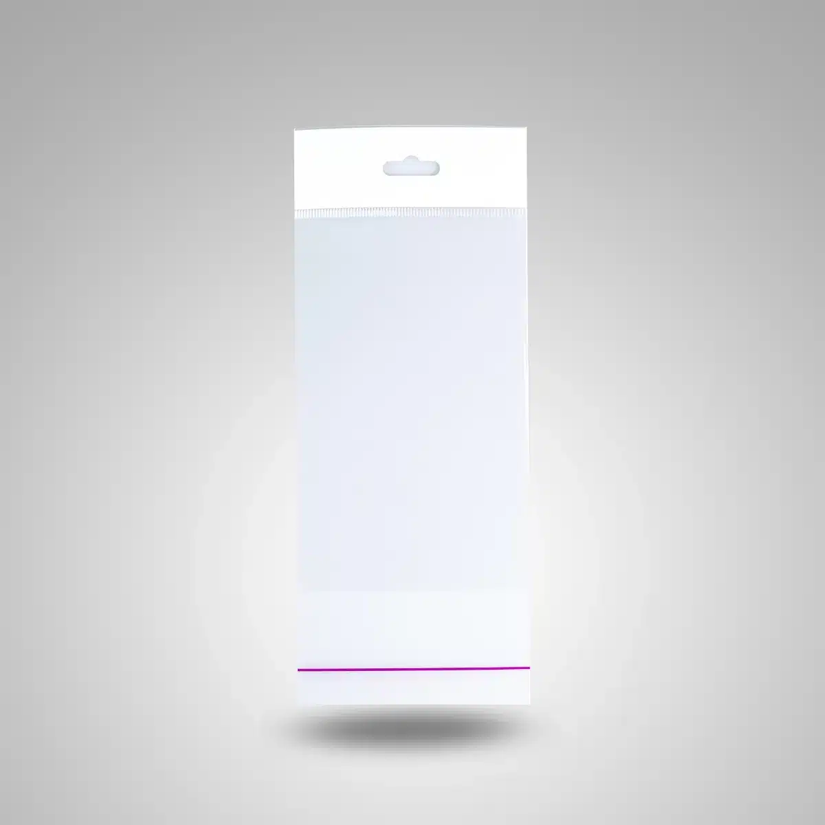 Personne range un sac de voyage dans un salon lumineux avant un départ solo