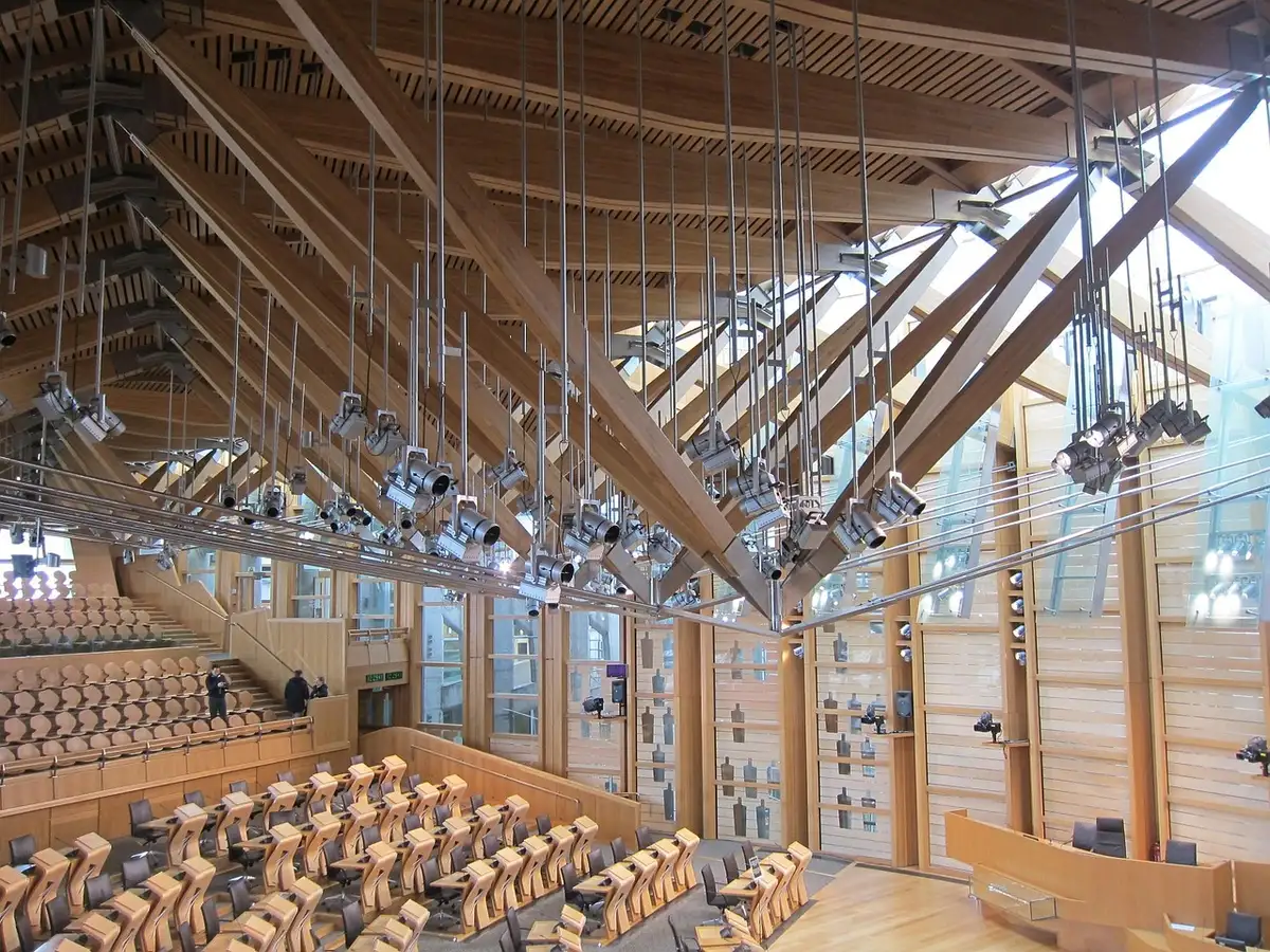 Hémicycle parlementaire pendant une discussion budgétaire