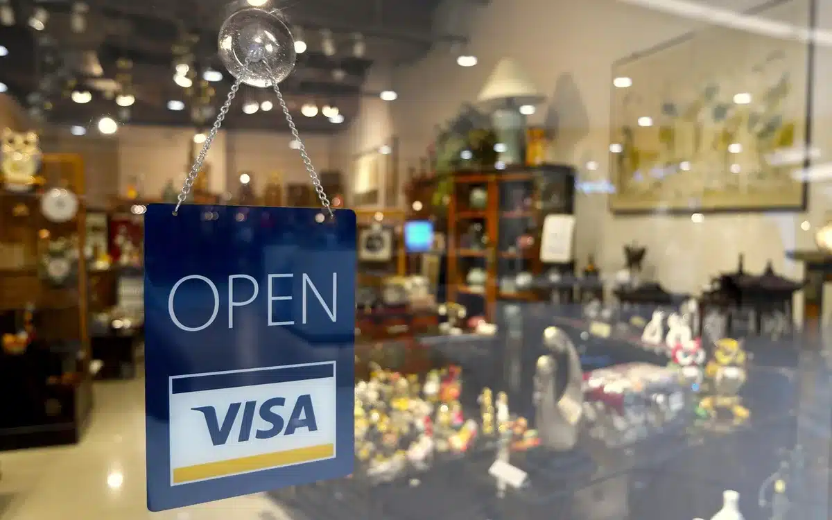 Commerce fermé avec vitrine bâchée et grilles abaissées après des pillages