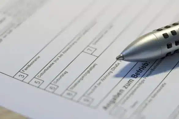 Candidature et règlement d'une fondation posés sur une table près d'une fenêtre en plein jour