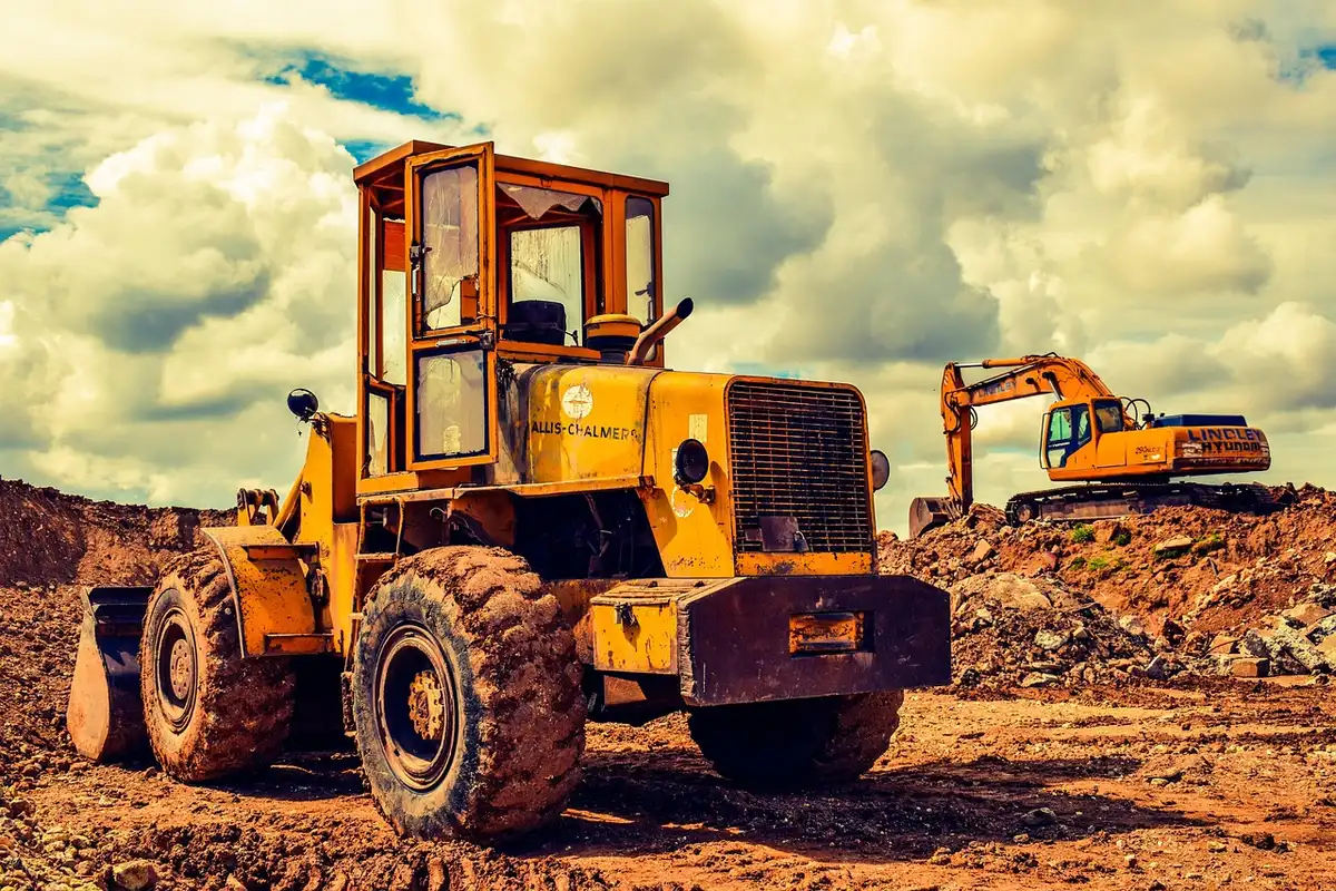 Chantier de construction avec machines et ouvriers, carnet de commandes réduit