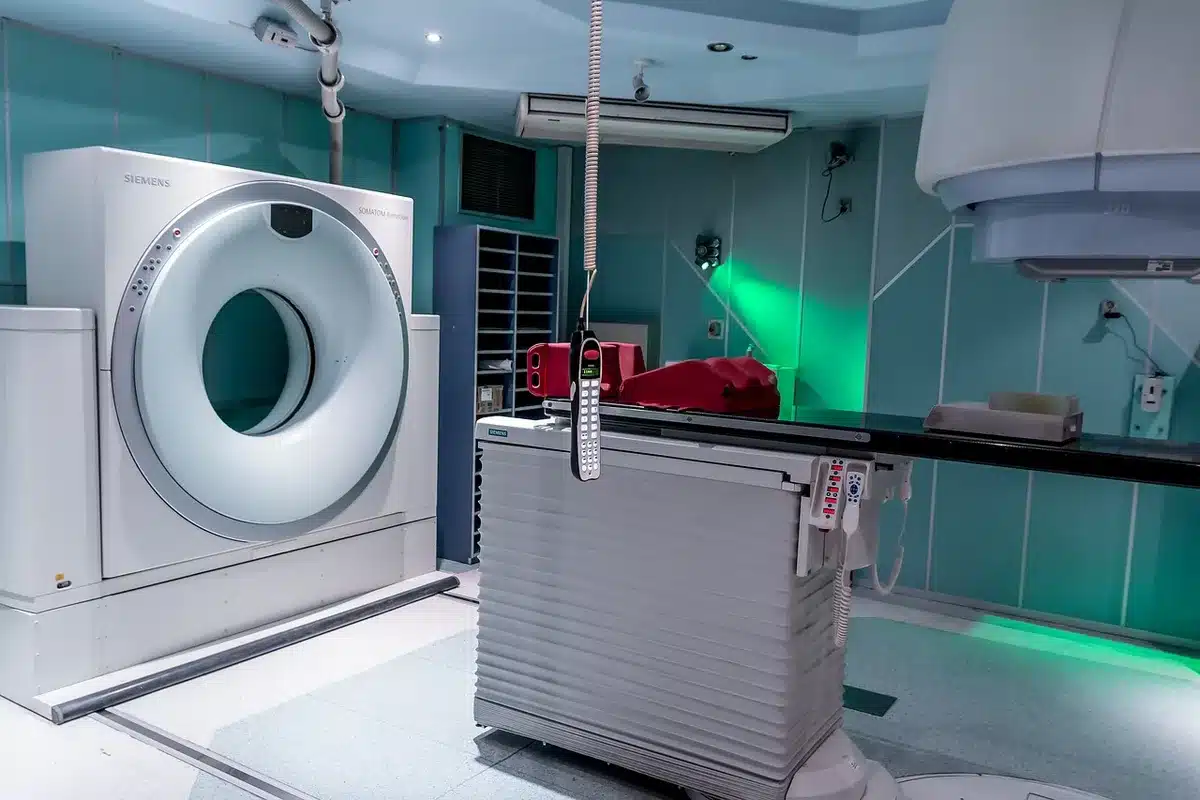 Machine de mammographie dans une salle de radiologie claire