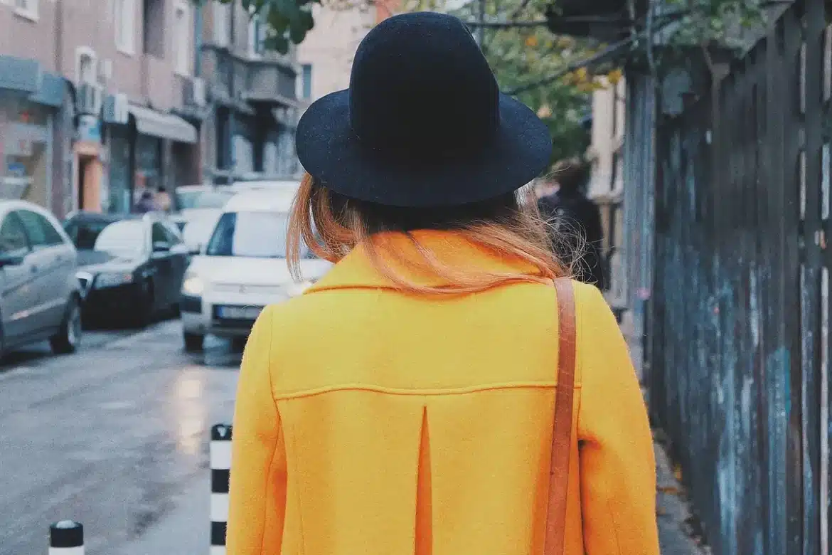 Rue en journée, devantures endommagées et ouvrier consultant un devis sur un clipboard