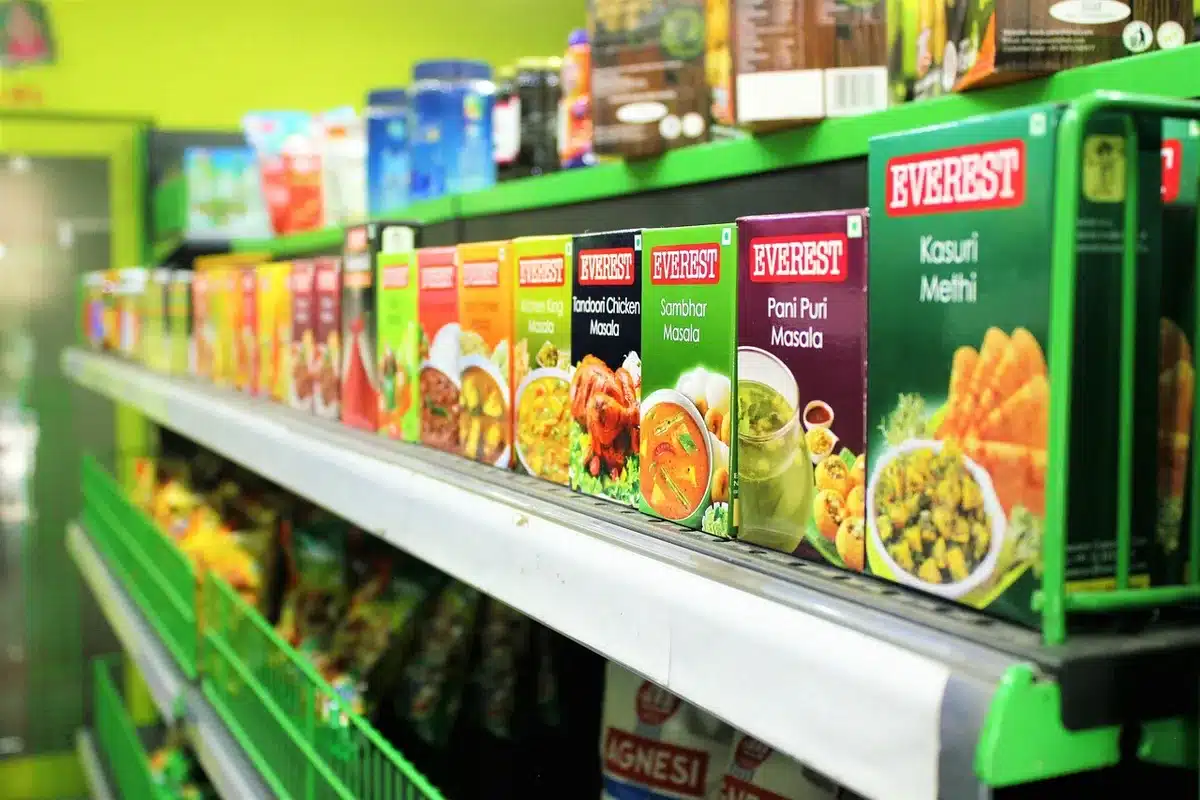 Rayon viennoiseries en supermarché avec clients parcourant les étagères