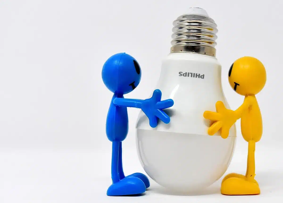 Ampoules LED et lumière naturelle dans un salon