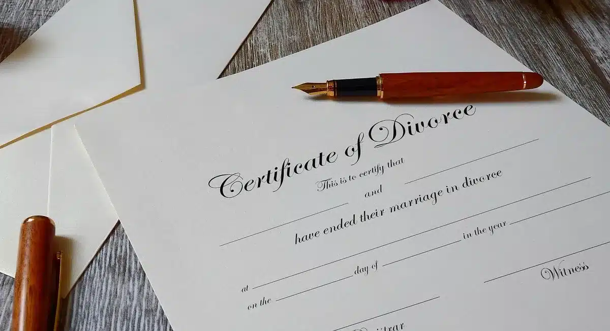 Courrier de réclamation avec justificatifs et enveloppe sur une table