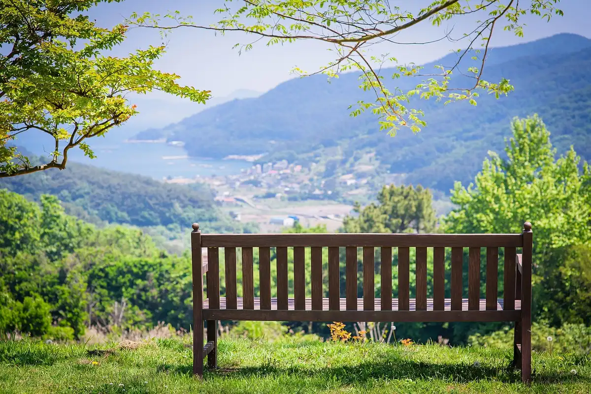 Banc de gare de village vide en journée représentant la prudence des familles