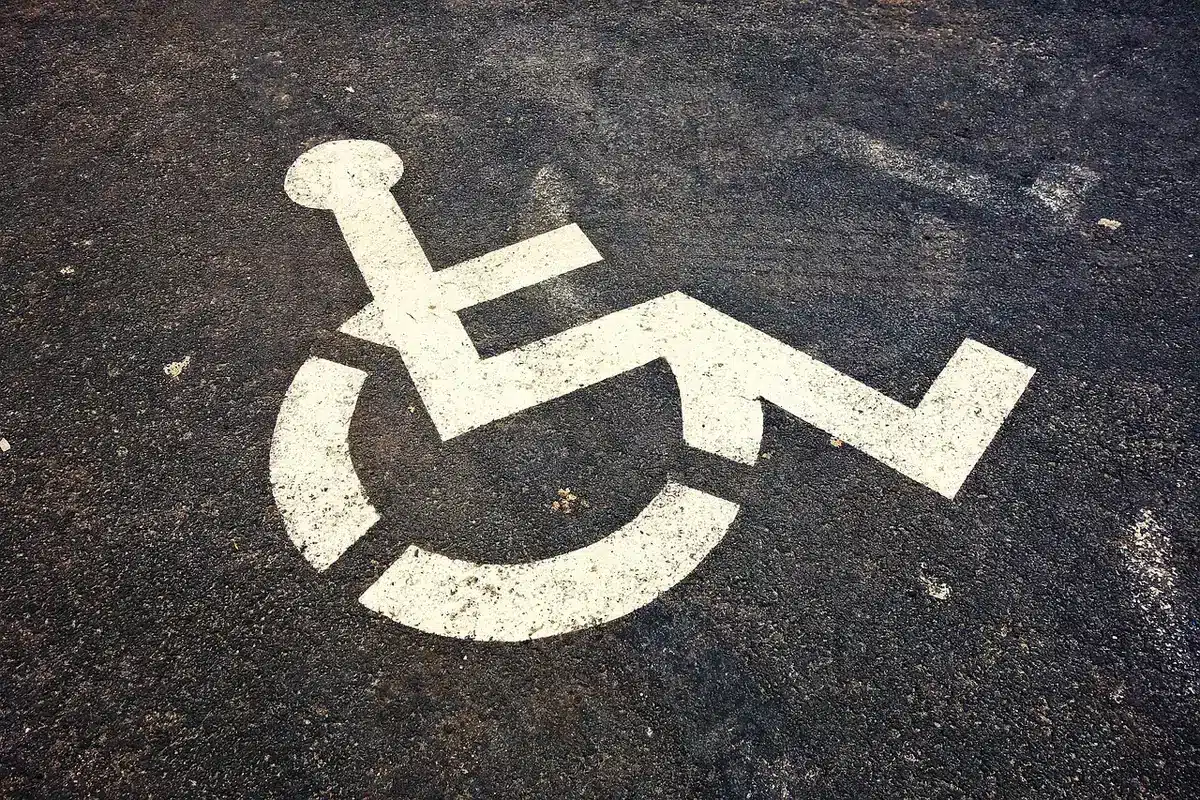 Défibrillateur public installé dans un espace extérieur accessible