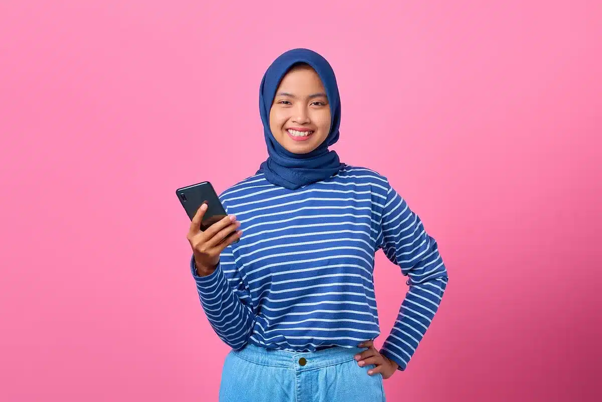 Adolescents réunis avec des smartphones montrant des contenus en ligne