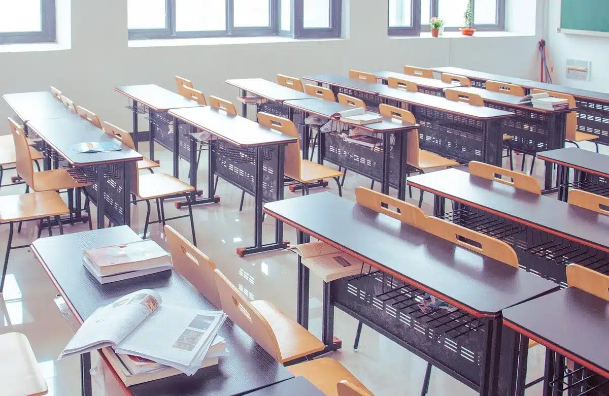 Enseignant animant une discussion de classe à la lumière du jour