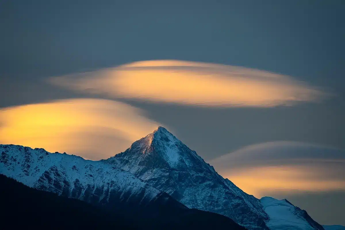 Téléphérique arrivant sur une terrasse panoramique face aux glaciers