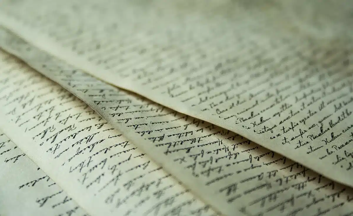 Personne notant des échanges sur des documents horodatés