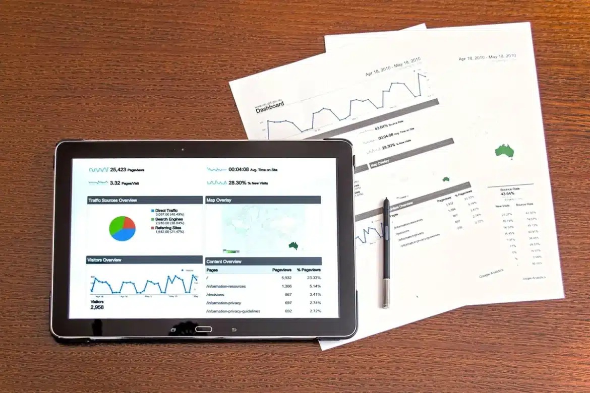 Réunion de travail en journée avec documents financiers et calculatrice sur une table
