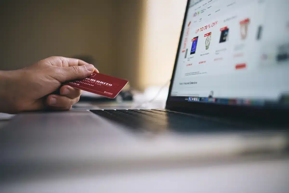 Document et stylo expliquant une nouvelle règle financière