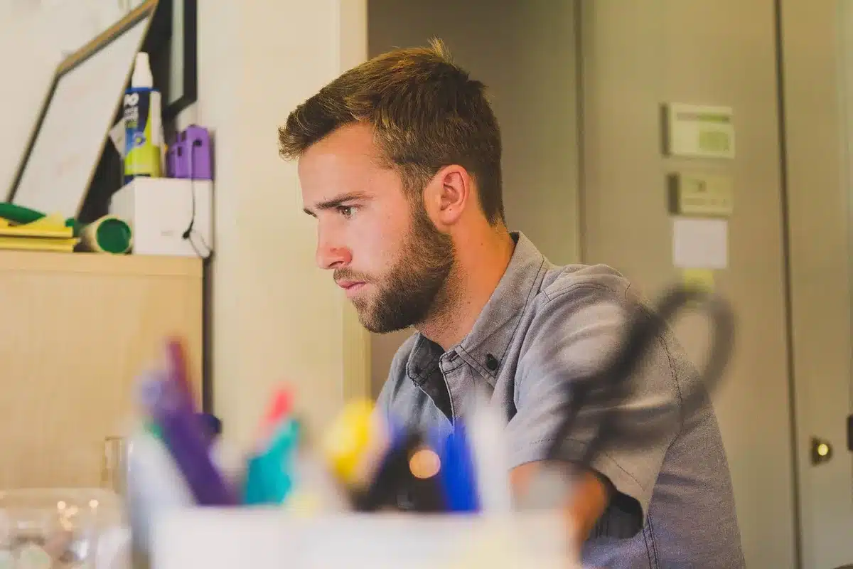 Personne utilisant un ordinateur pour chercher sur le site ciclade.fr