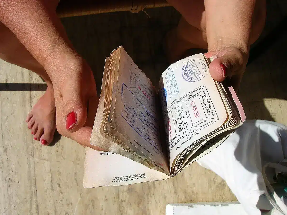 Pièces d'identité et RIB posés sur une table prêts pour une demande