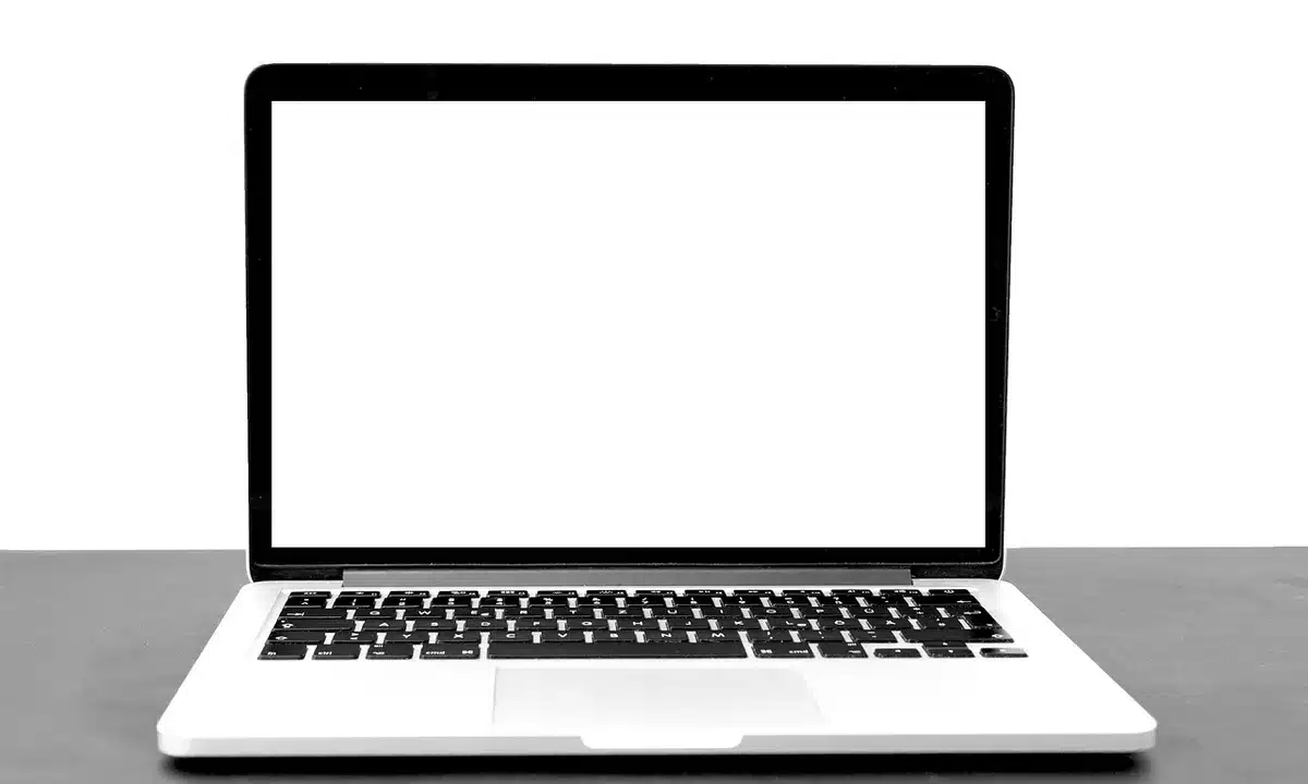 Personne consultant des documents et un ordinateur pour rechercher des comptes