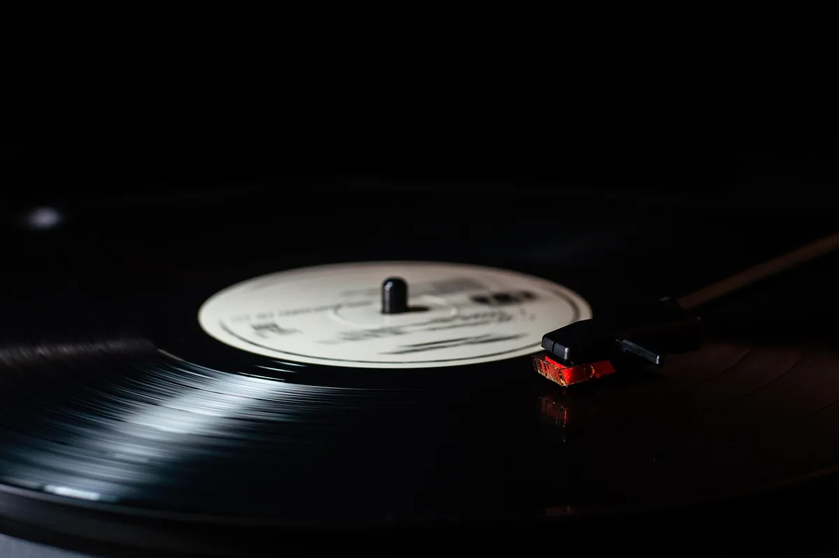 Technicien en informatique examinant un disque dur avec outils forensiques