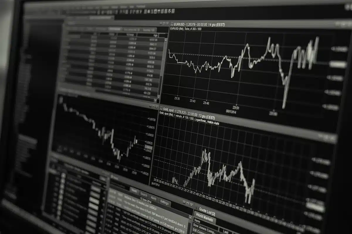 Graphique de rendement obligataire imprimé sur un bureau avec une calculatrice