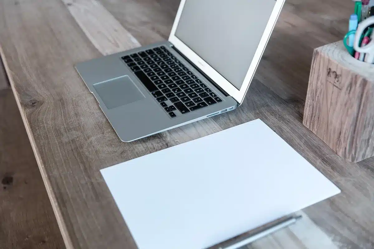 Documents et fiches de paie posés sur un bureau pour comparaison salariale