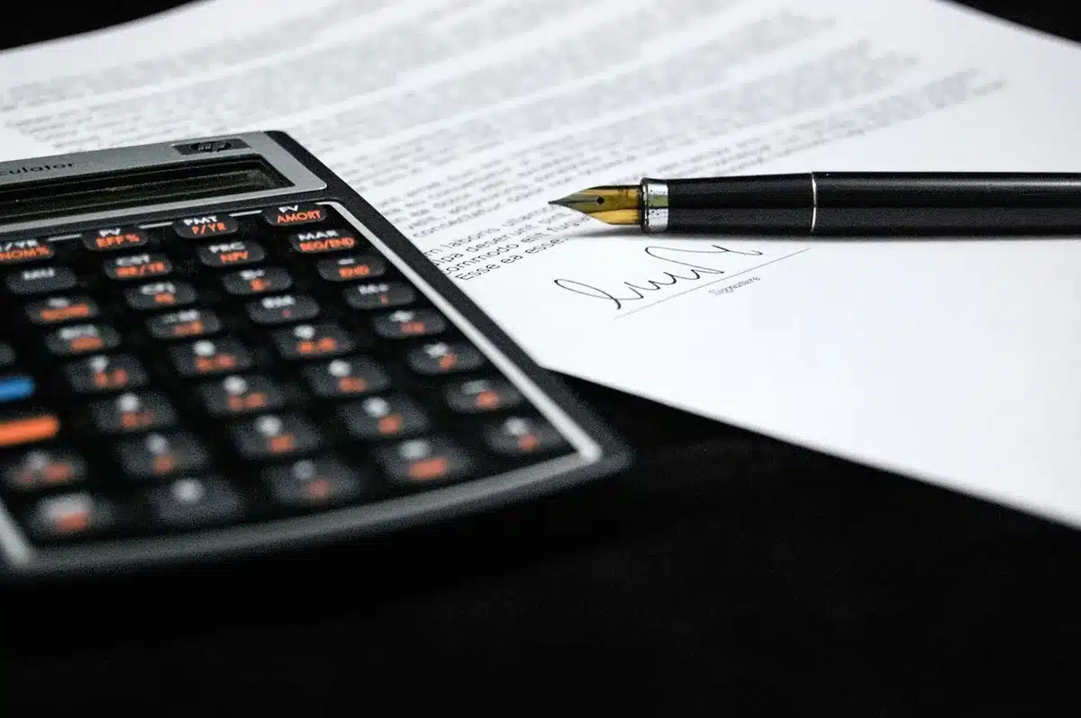 Personne préparant des documents juridiques sur une table pour une séparation