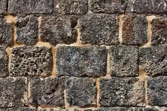 Atelier de construction en journée avec blocs en plastique recyclé et mains assemblant un élément