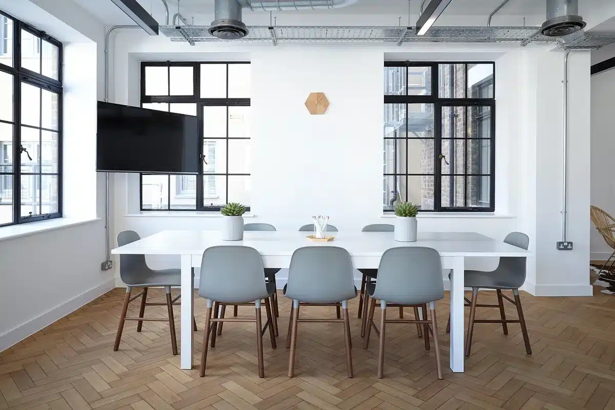 Réunion de formation RH en journée avec gestionnaires autour d'une table
