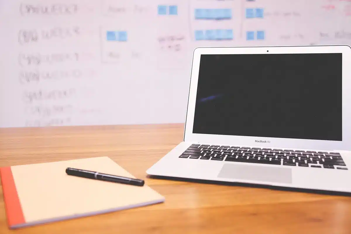 Ordinateur portable affichant un plan d'investissement mensuel pour illustrer le DCA