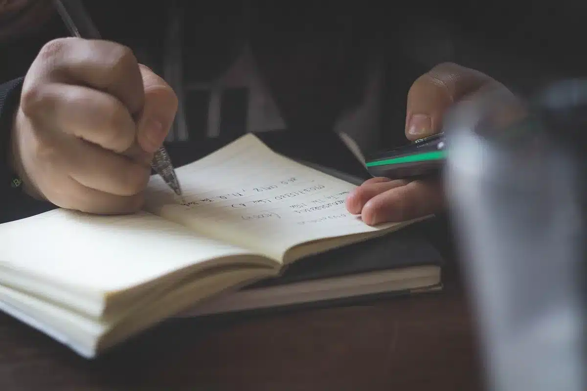 Dossier organisé avec notes, captures d'écran et chronologie des incidents