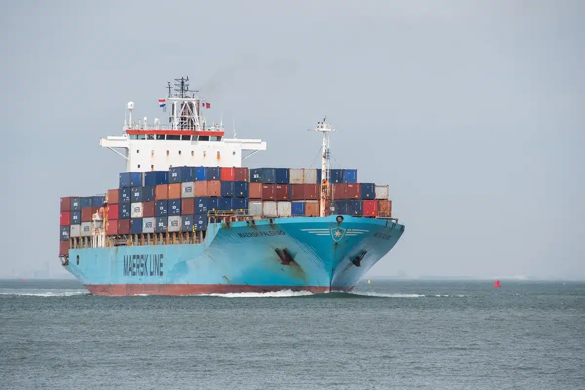 Vue lointaine d'un grand paquebot au port illustrant la lenteur d'un gros fonds