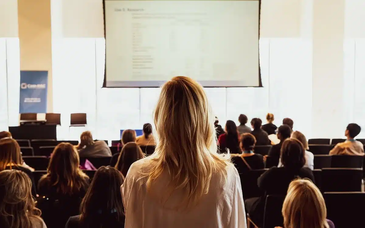 Participant préparant une fiche projet et une checklist avant une conférence