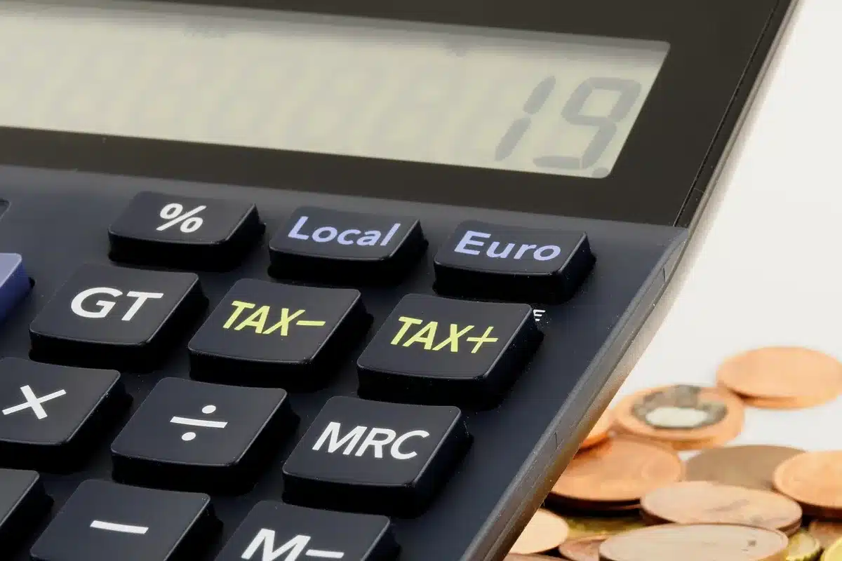 Relevé d'épargne et calculatrice illustrant le rendement du Livret A face à l'inflation