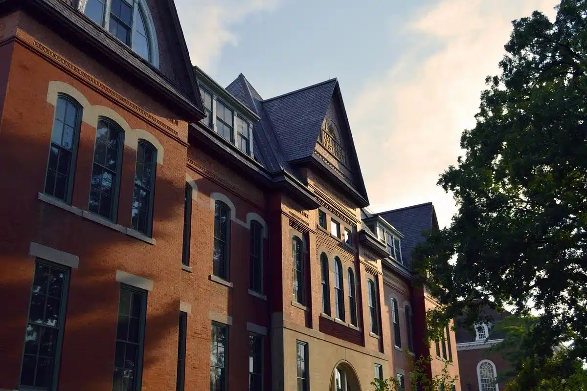 Façade anonyme d'une maison de fraternité sur un campus en journée