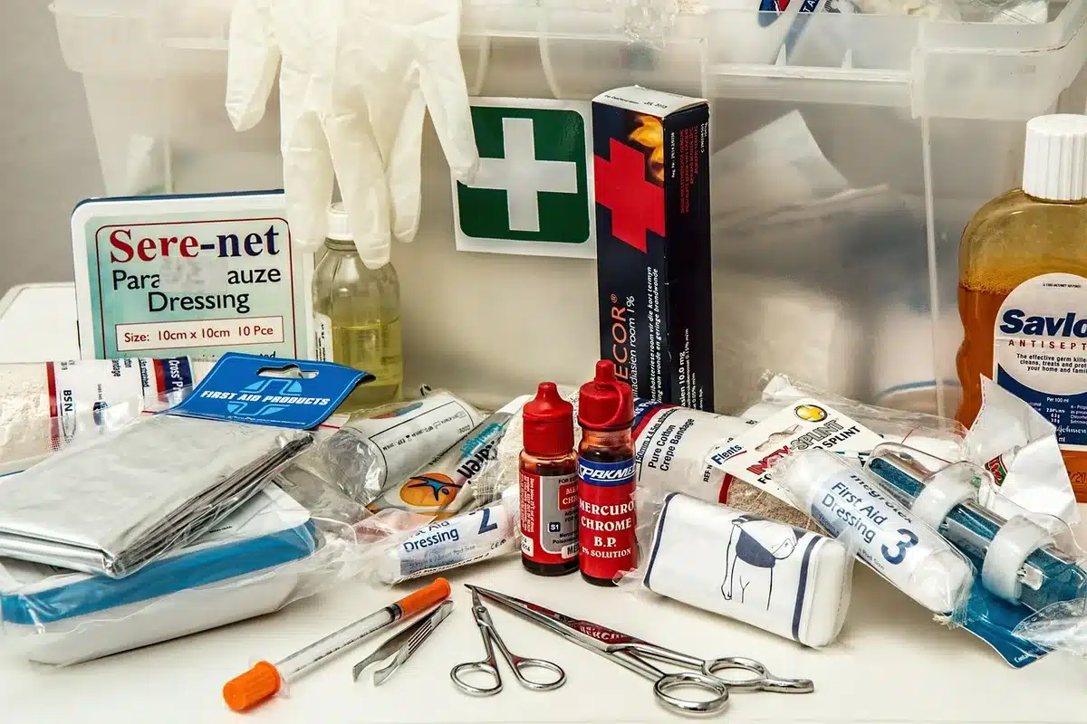 Salle d'urgence lumineuse avec équipement médical pour prélèvements médico-légaux