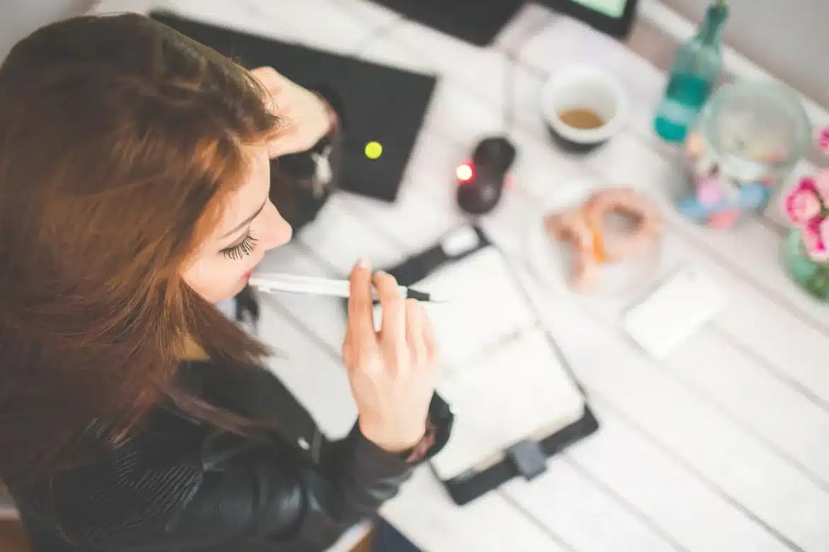 Bureau de campus en plein jour avec dossiers, téléphone et vue sur pelouse