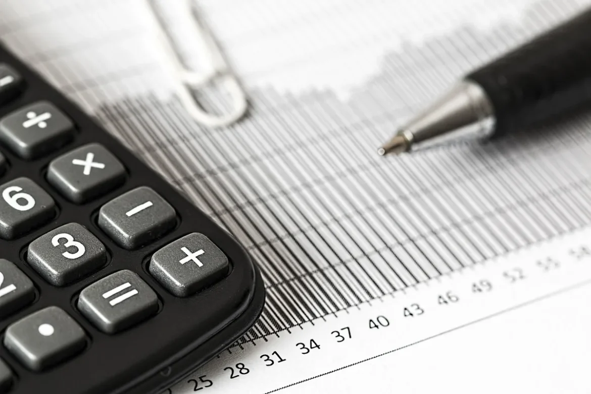 Bureau en journée avec documents et calculatrice près d'une fenêtre