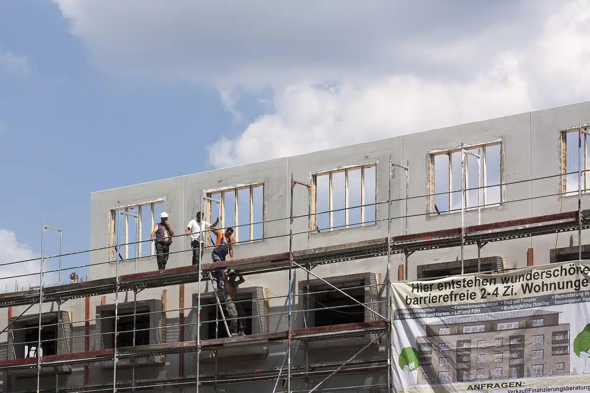 Plans de rénovation et façade d'immeuble de logement social en journée