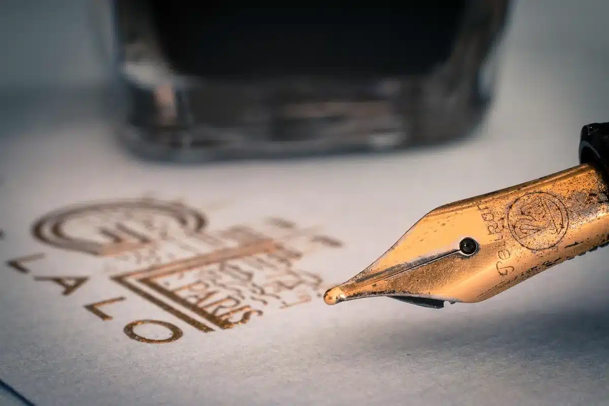 Expert comparant des échantillons d'écriture manuscrite sur une table