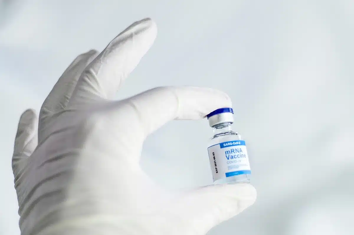 Échantillons d'encre en cours d'analyse dans un laboratoire