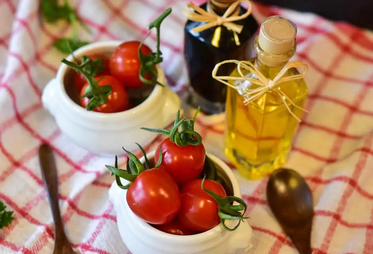 Tomates mûres posées sur un plan de travail pour maturation
