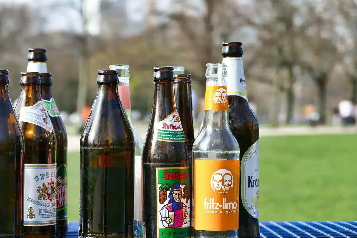 Bouteilles sur un comptoir avec symbole de dépôt remboursable
