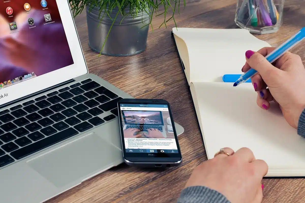Groupe d'adolescents regardant des vidéos sur des téléphones