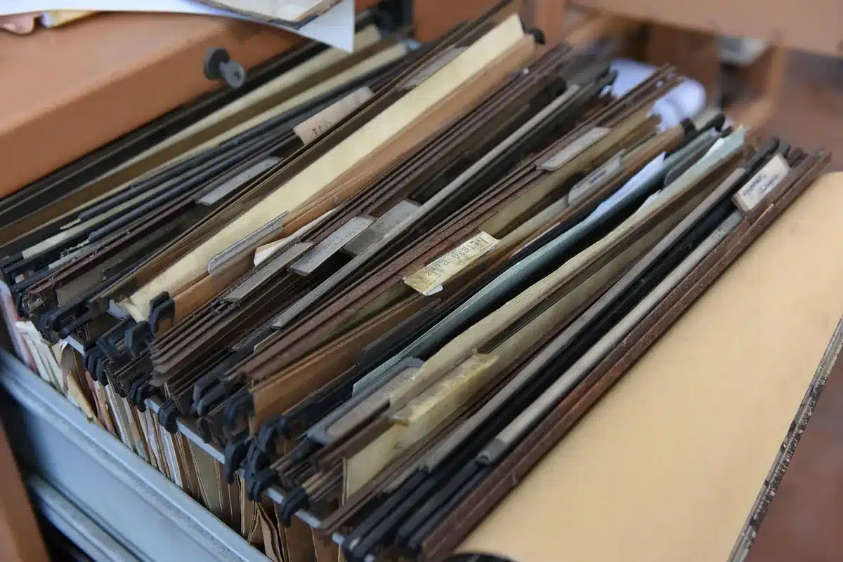 Personnes anonymes travaillant sur un dossier de projet en collectivité