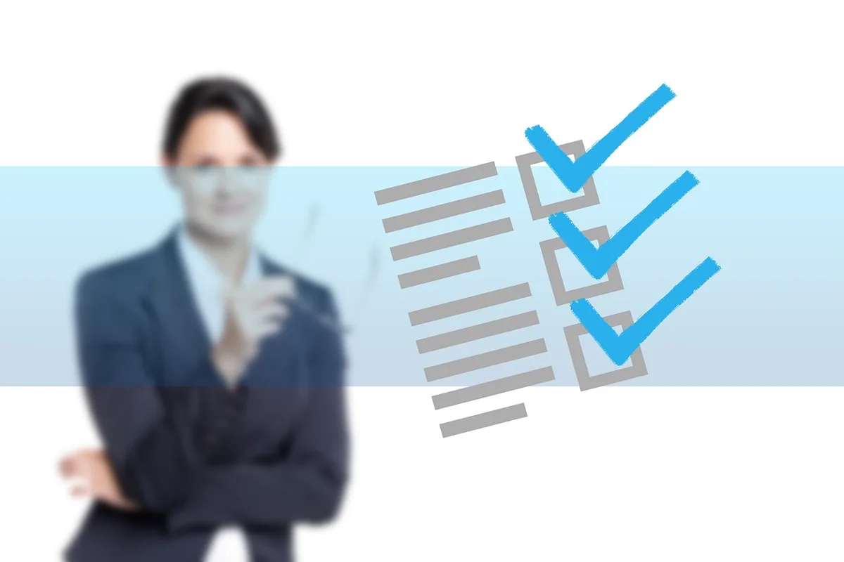 Dossier de candidature posé sur une table avec checklist et documents