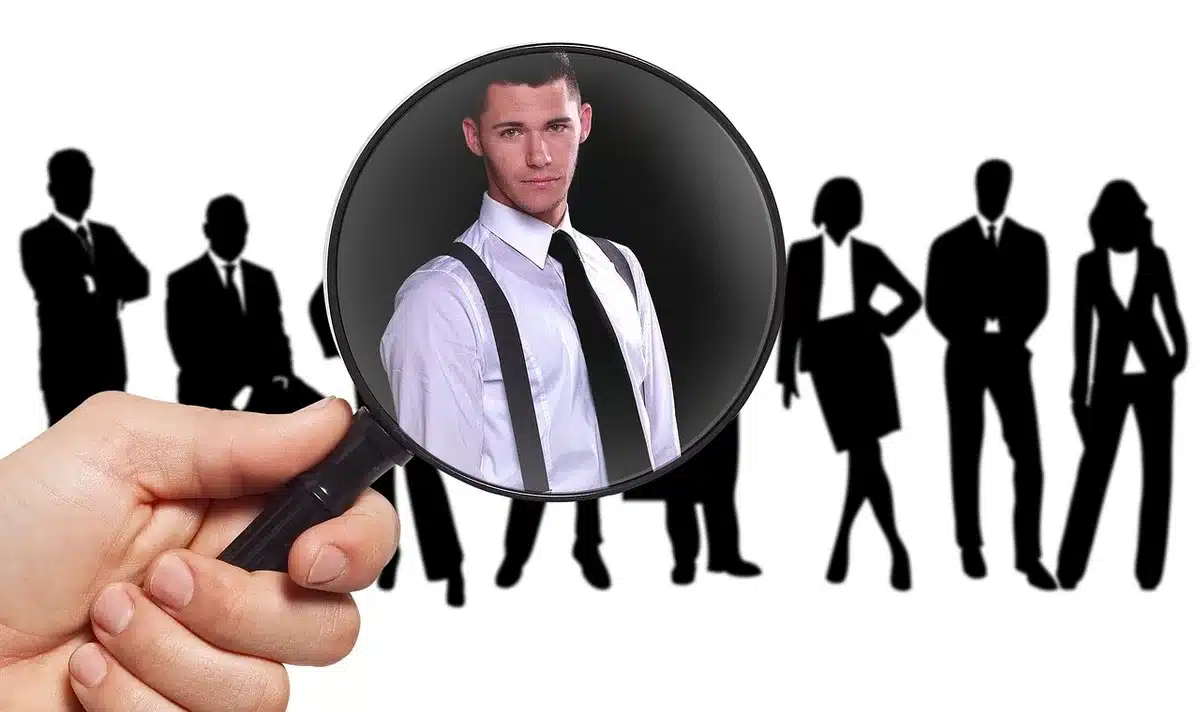 Réunion RH avec dossiers agents territoriaux sur la table
