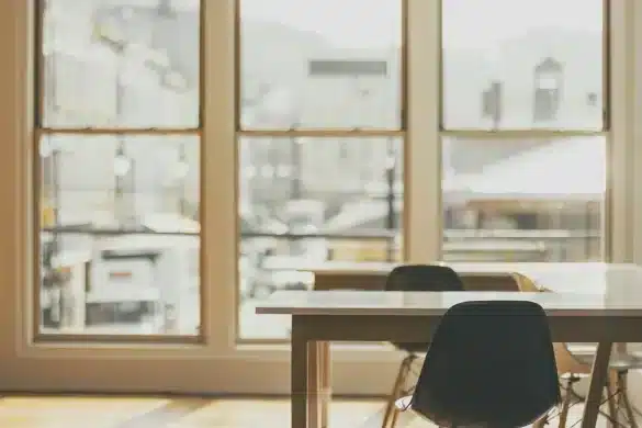 Bénévole examinant des documents associatifs sur une table en journée