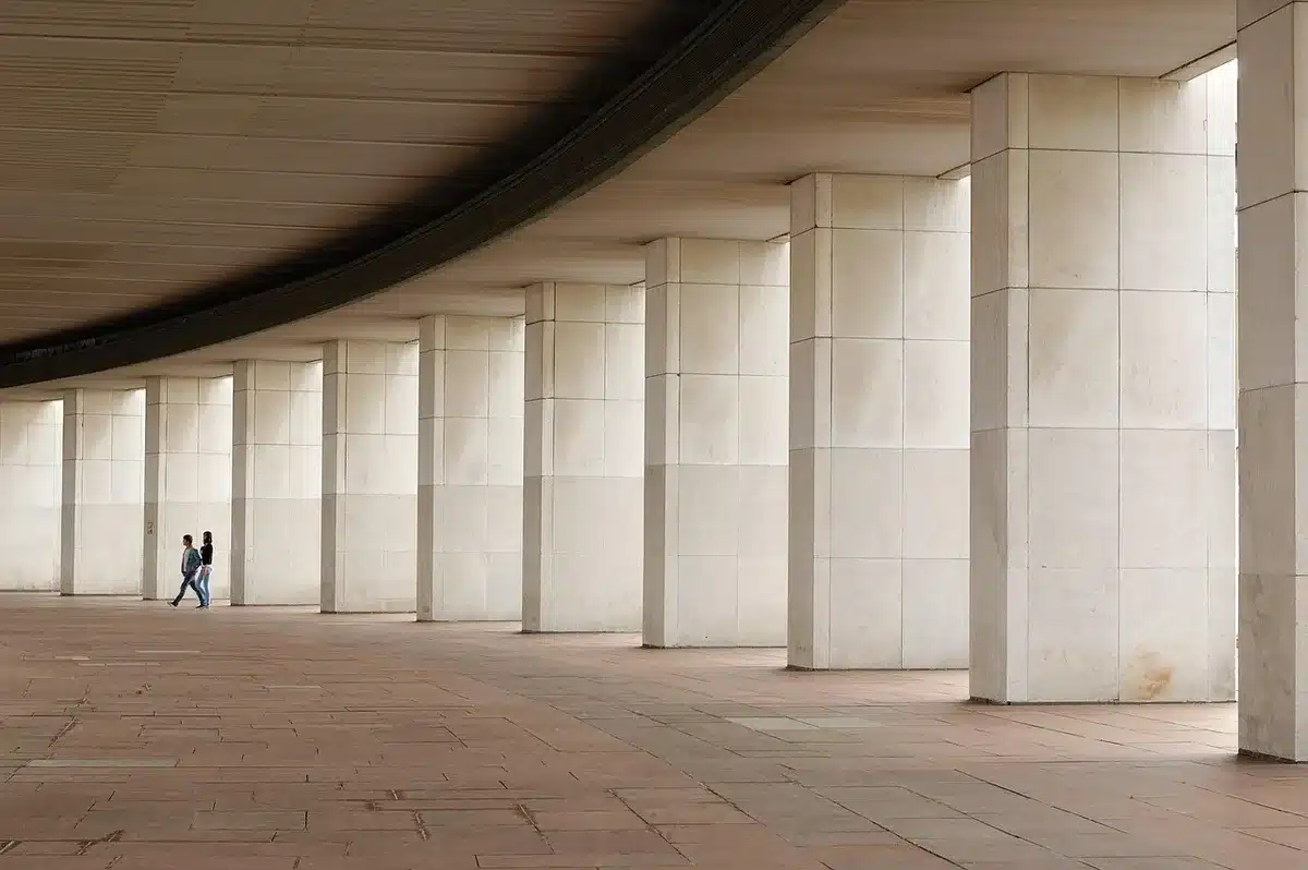 Façades distinctes symbolisant biens publics et privés