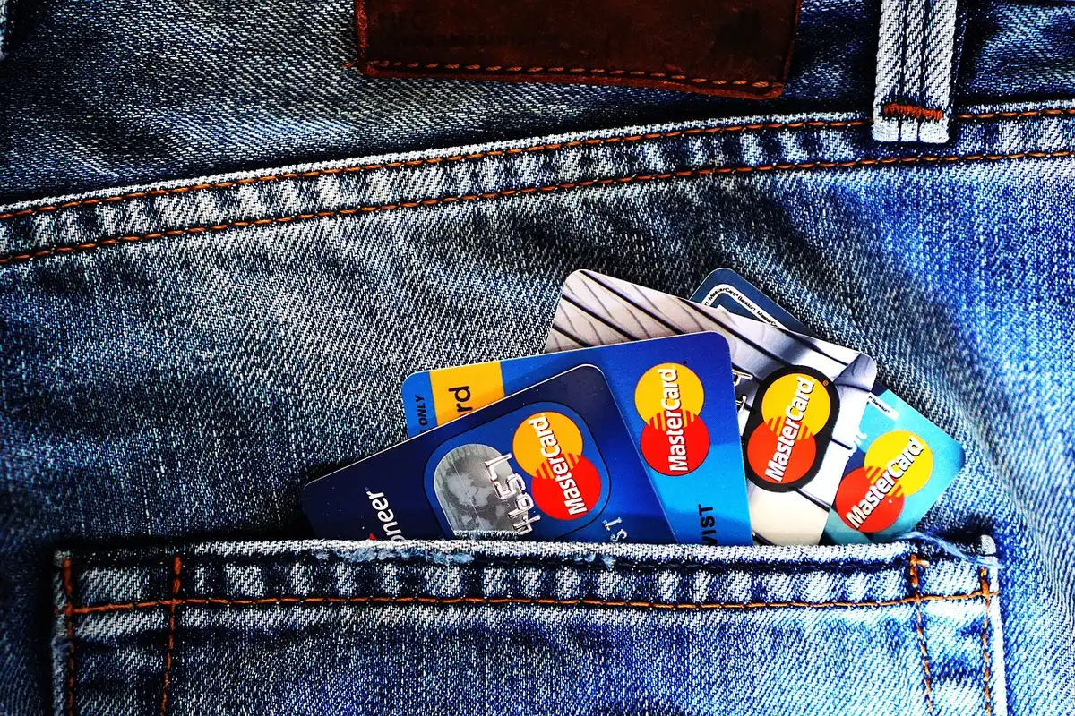 Carnet du Livret A et calculatrice sur une table ensoleillée